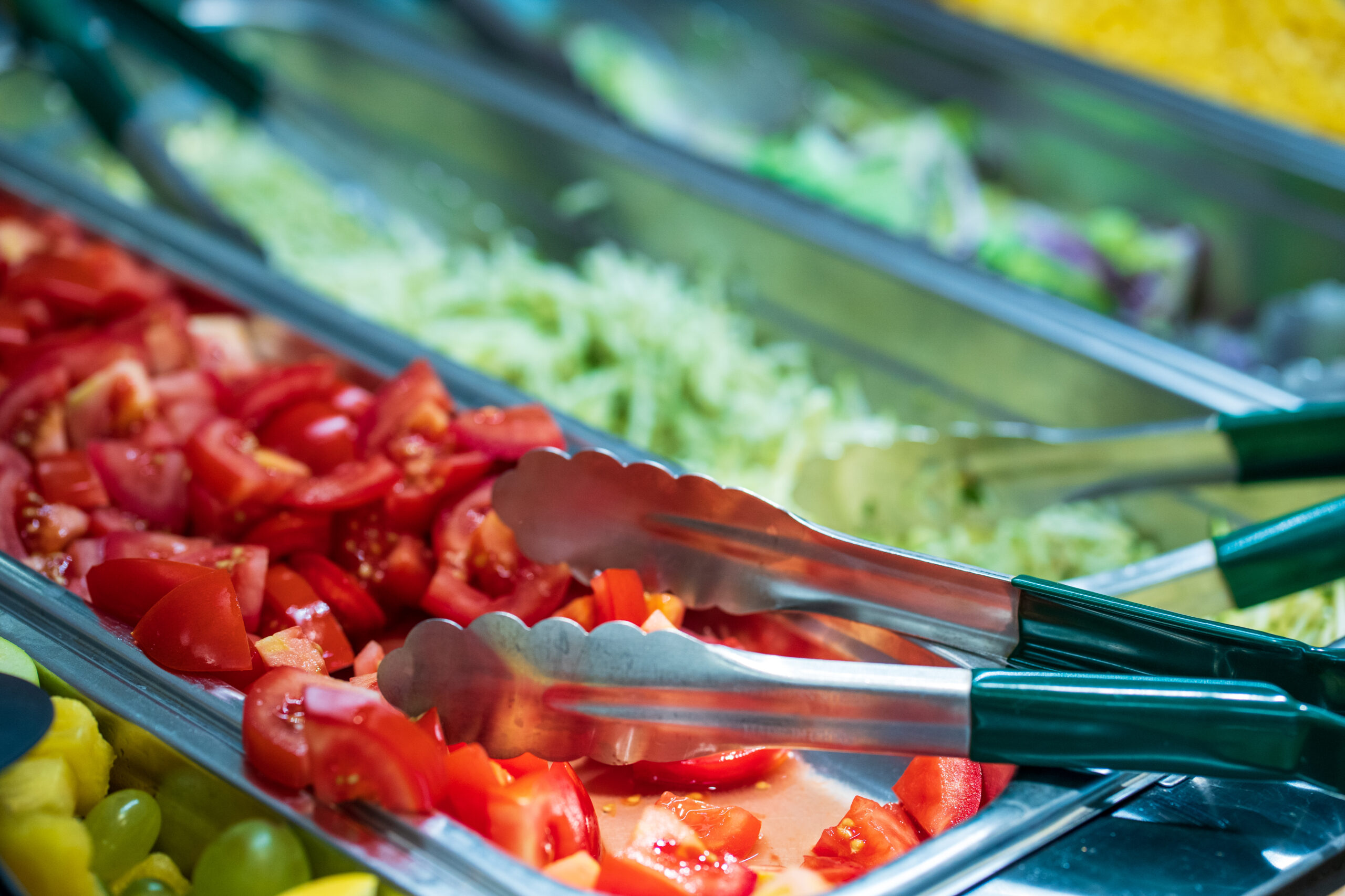 close-up-de-vegetais-picados-em-recipiente