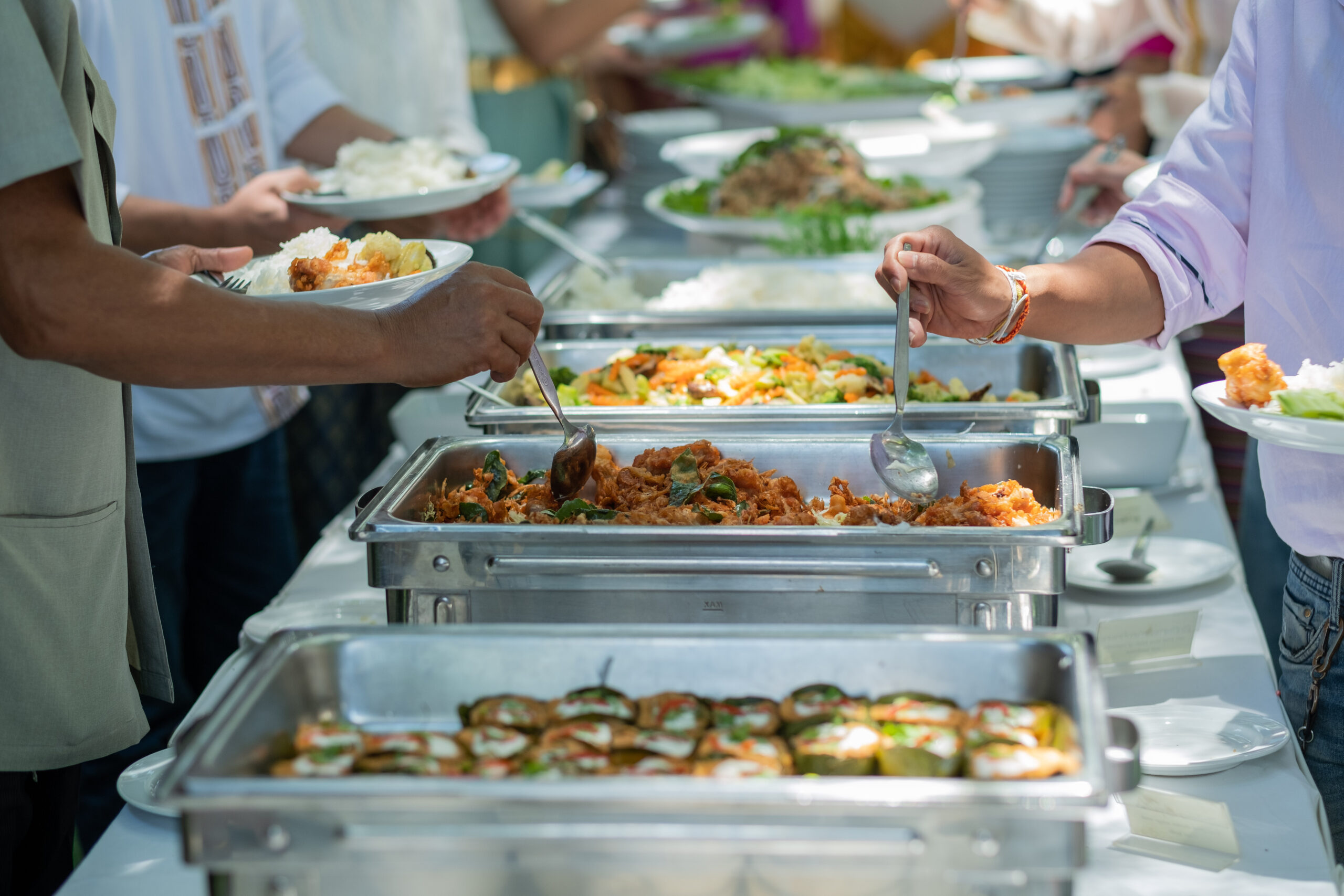 pegando-comida-catering